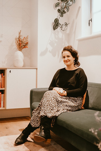 Els Van den Maegdenbergh in haar praktijk